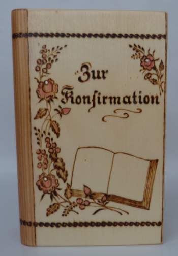 Die Spardose aus Holz mit schönen Verzierungen ist das richtige Geschenk zur Konfirmation Konfirmation Geschenk